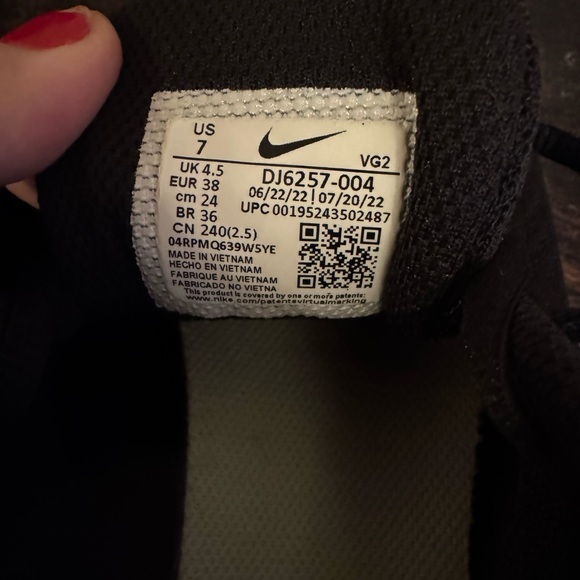 Nike Tanjun Athletic Running Sneakers Black Women 7 Athleisure Comfort Walking - Picture 8 of 8